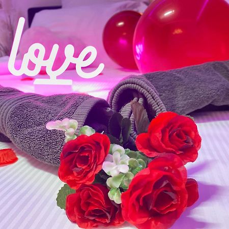 L'Escale Balneo'Romantique - Loveroom - Jacuzzi & Petit Dejeuner ヴィリエ・シュル・マルヌ エクステリア 写真