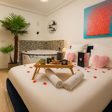 L'Escale Balneo'Romantique - Loveroom - Jacuzzi & Petit Dejeuner ヴィリエ・シュル・マルヌ エクステリア 写真
