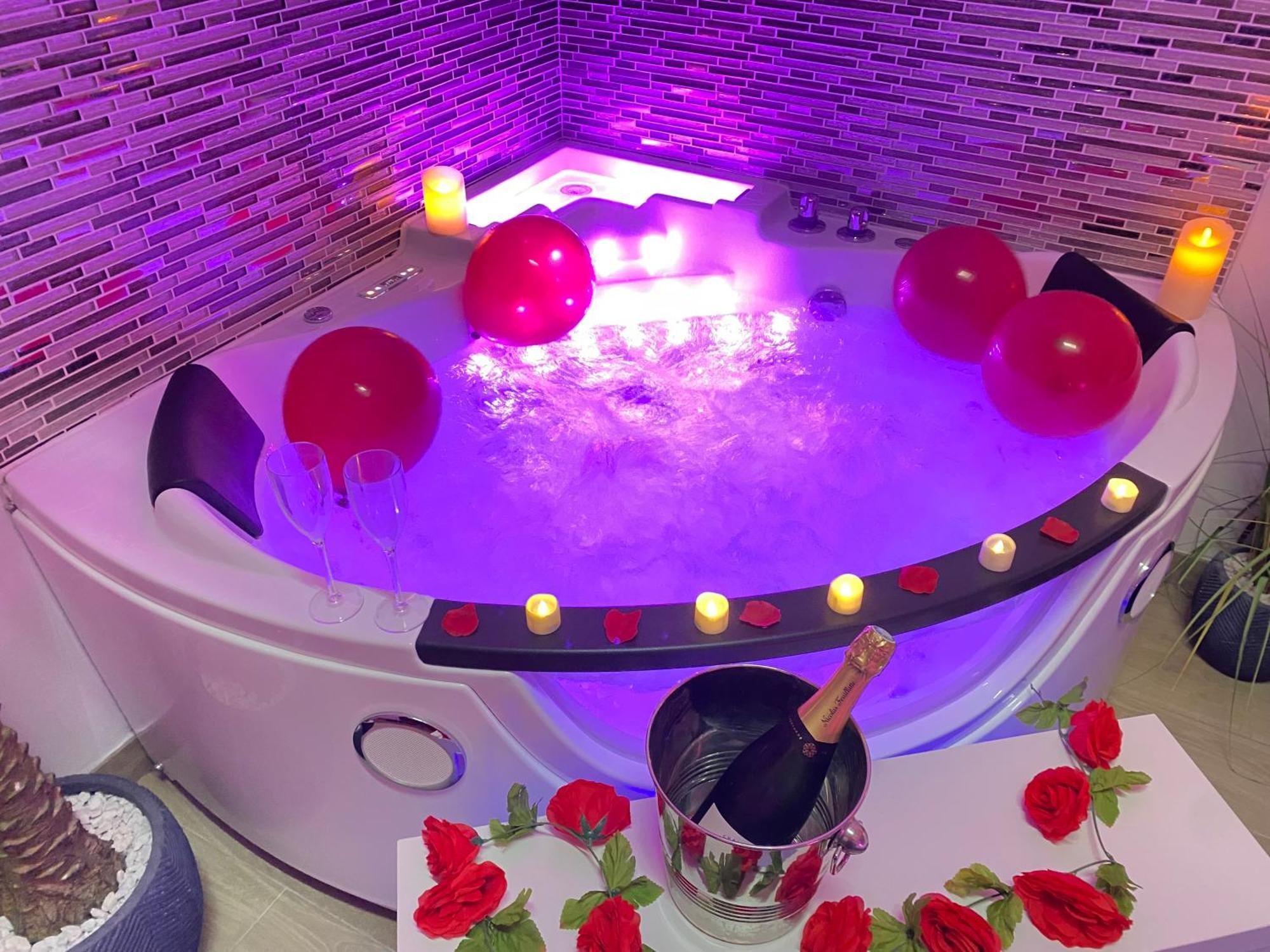 L'Escale Balneo'Romantique - Loveroom - Jacuzzi & Petit Dejeuner ヴィリエ・シュル・マルヌ エクステリア 写真