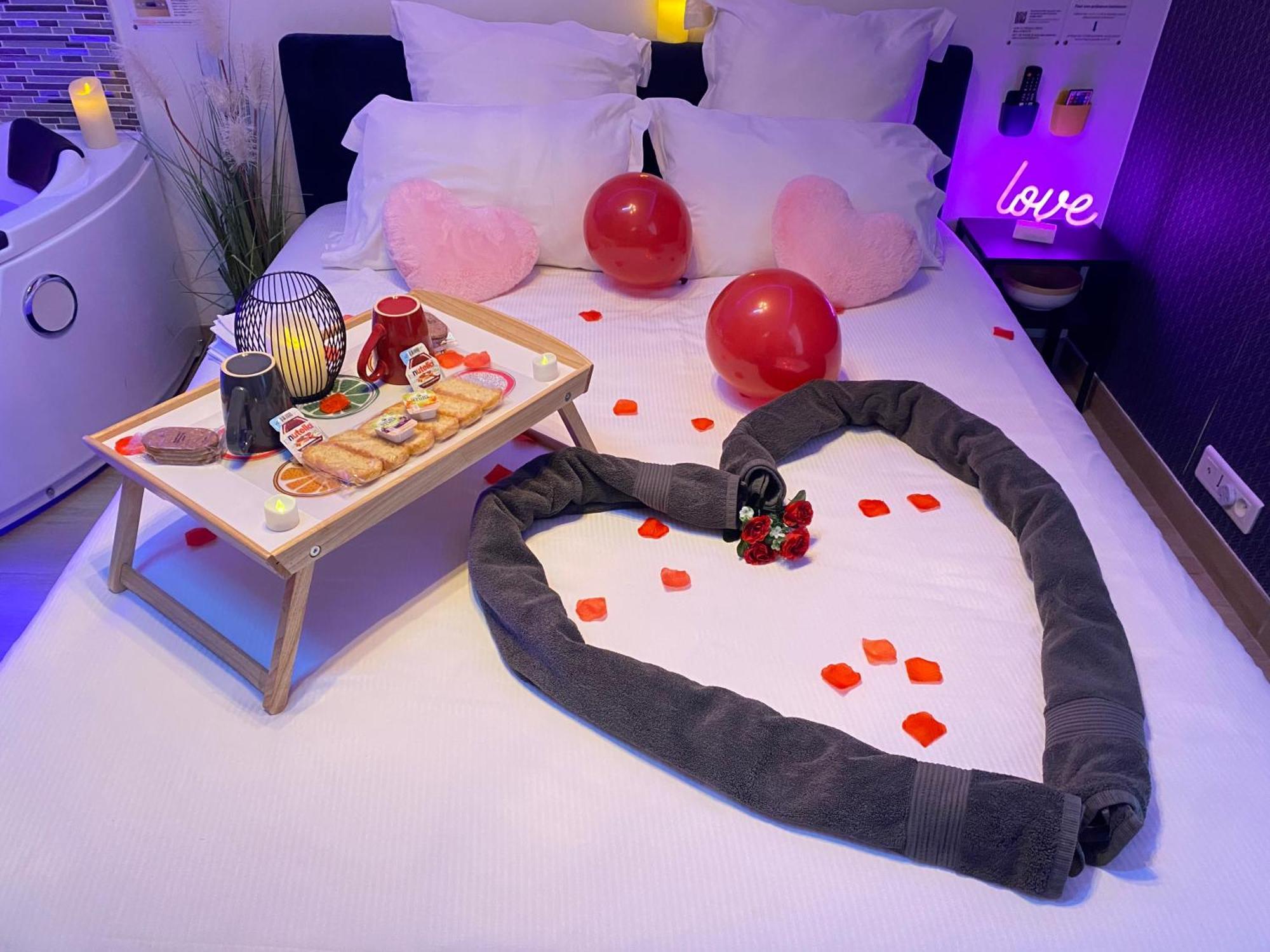 L'Escale Balneo'Romantique - Loveroom - Jacuzzi & Petit Dejeuner ヴィリエ・シュル・マルヌ エクステリア 写真