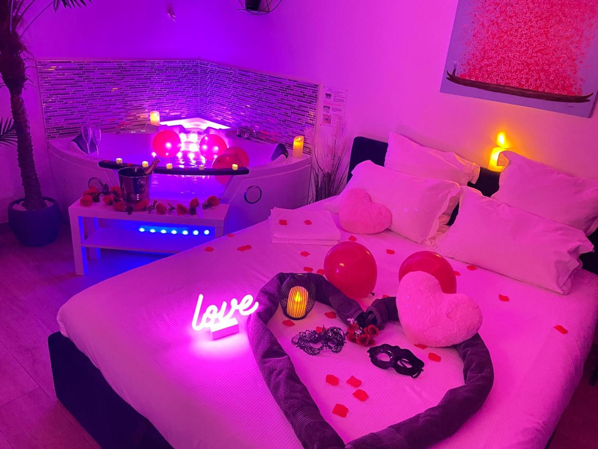L'Escale Balneo'Romantique - Loveroom - Jacuzzi & Petit Dejeuner ヴィリエ・シュル・マルヌ エクステリア 写真