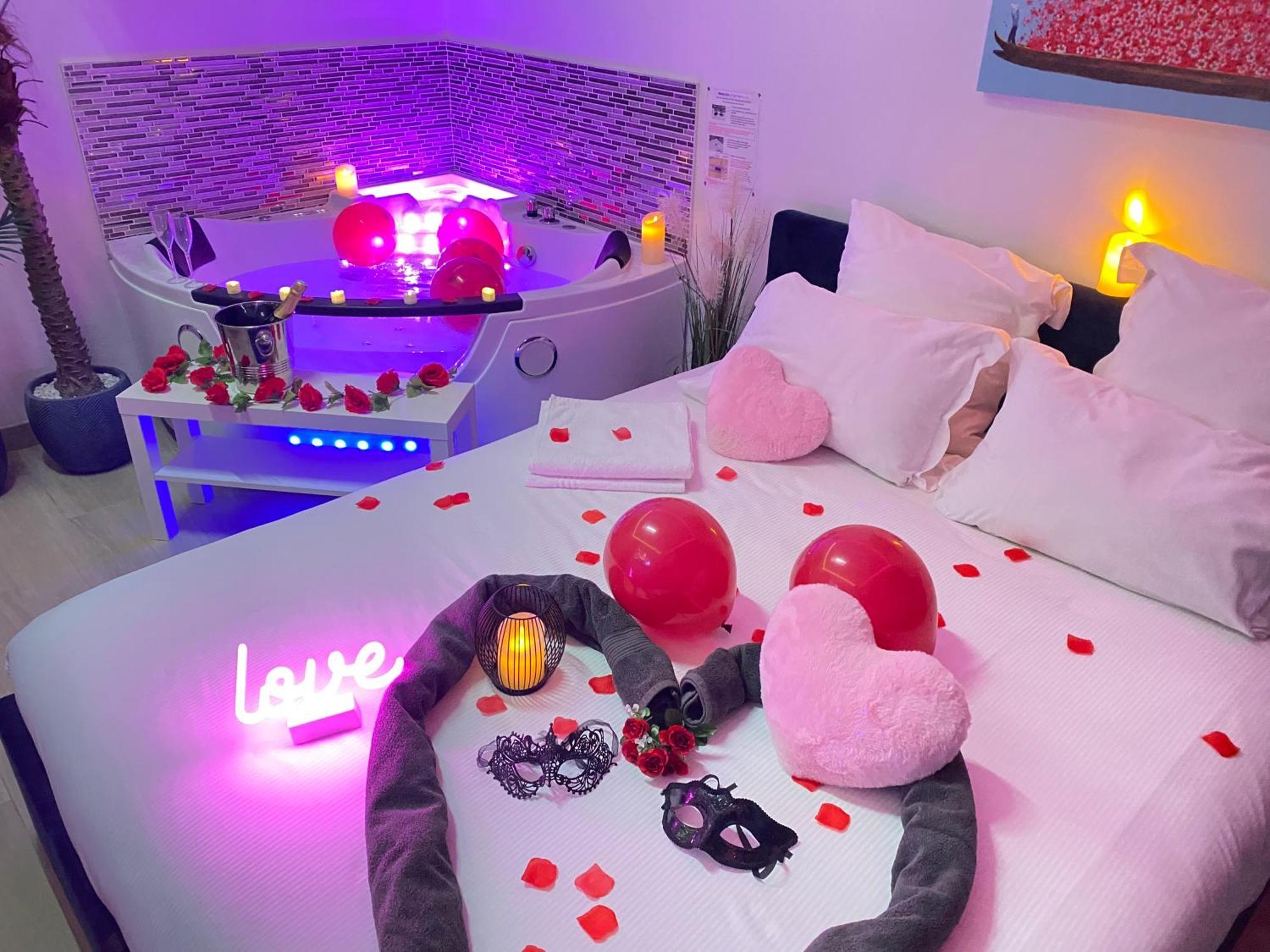 L'Escale Balneo'Romantique - Loveroom - Jacuzzi & Petit Dejeuner ヴィリエ・シュル・マルヌ エクステリア 写真