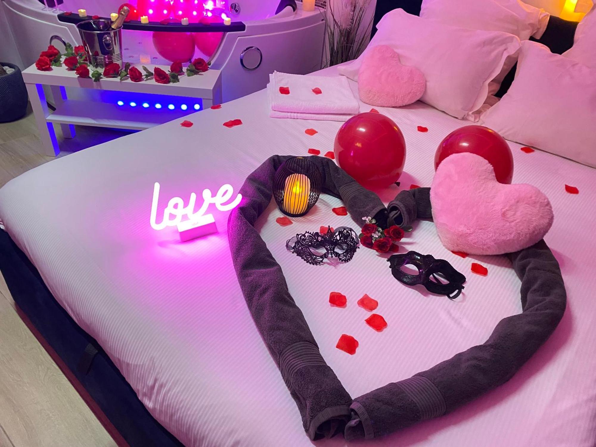 L'Escale Balneo'Romantique - Loveroom - Jacuzzi & Petit Dejeuner ヴィリエ・シュル・マルヌ エクステリア 写真