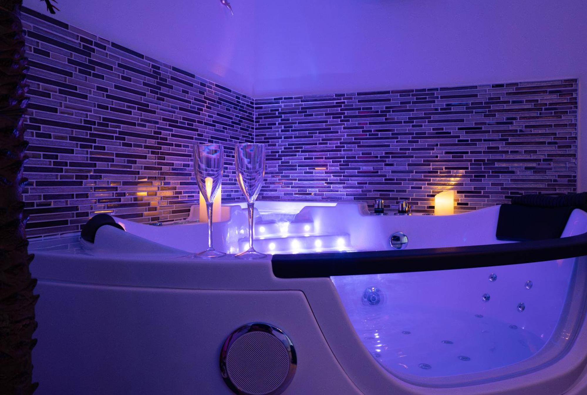 L'Escale Balneo'Romantique - Loveroom - Jacuzzi & Petit Dejeuner ヴィリエ・シュル・マルヌ エクステリア 写真